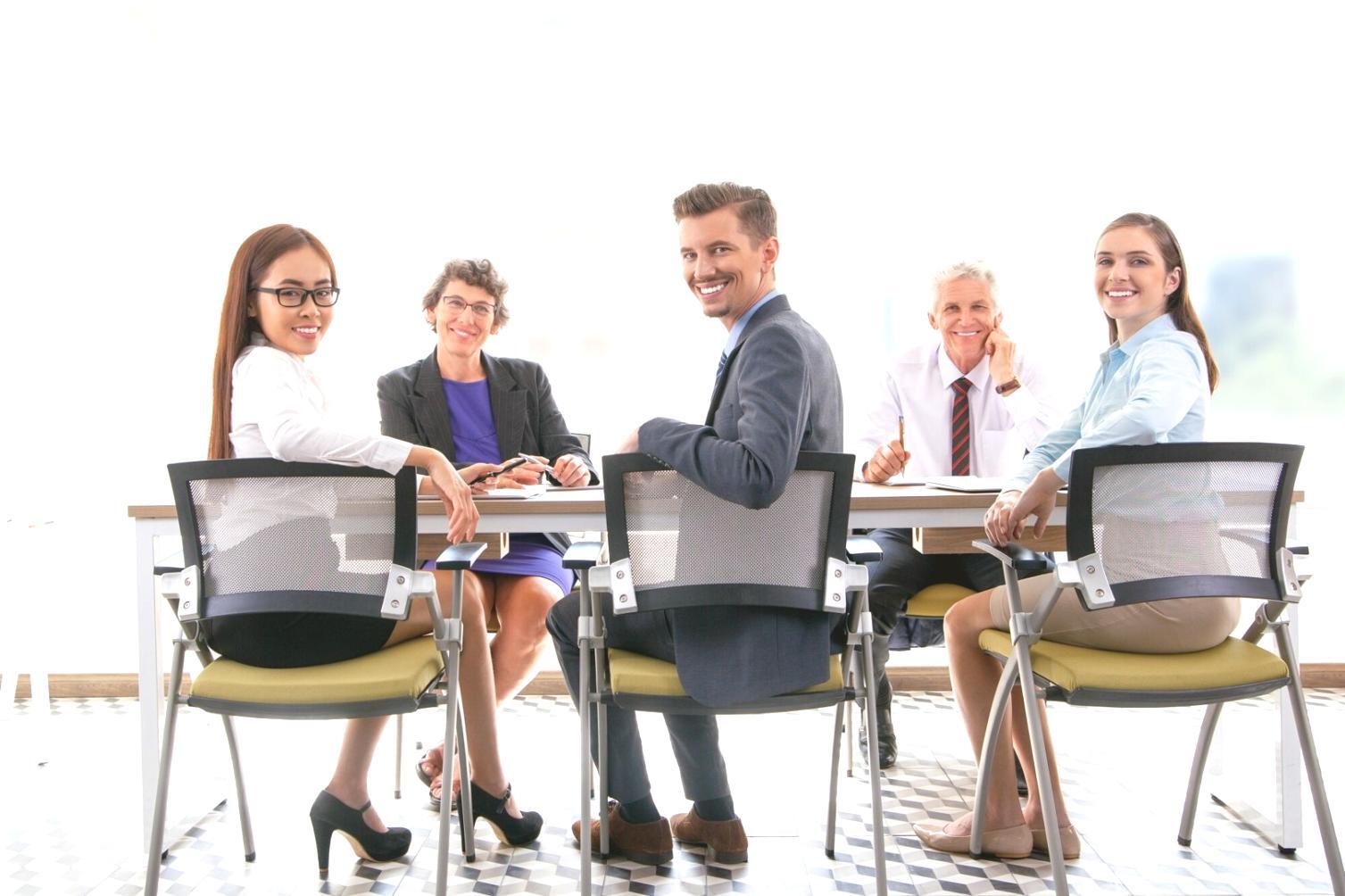 Equipo de profesionales colaborando en estrategias financieras